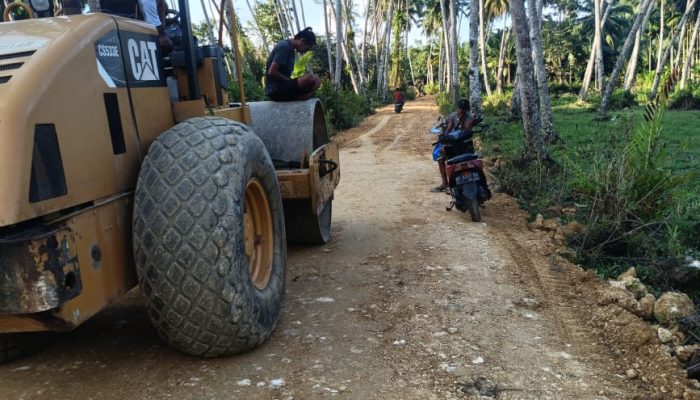 Tingkatkan Produktivitas Petani Plt Patande Tingkatkan Jalan Usaha Tani