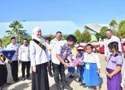 Dorong Kualitas SDM, Bupati Konkep Serahkan 1.532 Seragam Sekolah Gratis