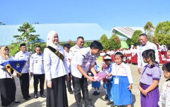 Dorong Kualitas SDM, Bupati Konkep Serahkan 1.532 Seragam Sekolah Gratis