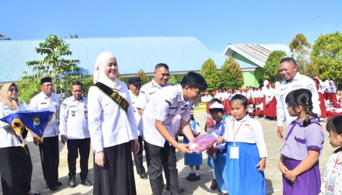 Dorong Kualitas SDM, Bupati Konkep Serahkan 1.532 Seragam Sekolah Gratis