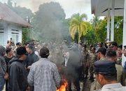 Kisruh, Massa Aksi Tuntut Penyelesaian Pelanggaran Adat Nyaris Bakar Sekretariat DPRD Konkep