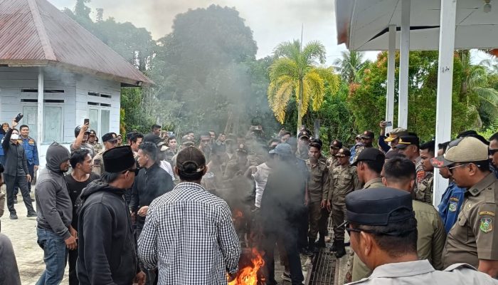 Kisruh, Massa Aksi Tuntut Penyelesaian Pelanggaran Adat Nyaris Bakar Sekretariat DPRD Konkep